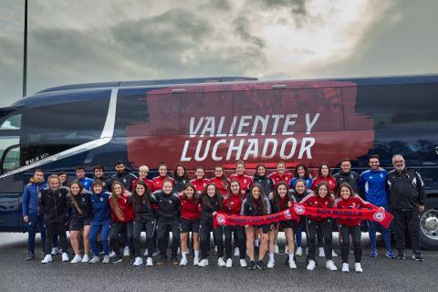 La plantilla de Osasuna Femenino, antes de partir en autobús para enfrentarse al Cacereño y luchar por el ascenso
