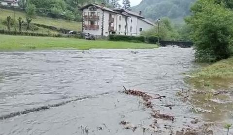 Las abundantes lluvias de los últimos seis días han provocado que el agua haya rebosado del cauce del río Erasote en las inmediaciones de la localidad