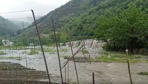 El desbordamiento del río ha provocado que el agua haya anegado los cultivos de las huertas situadas en las orillas del río