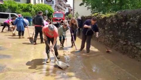 Vecinos de Bera realizan tareas de limpieza tras las intensas lluvias