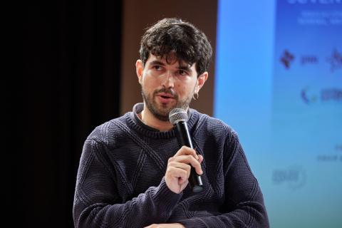 Es el décimo de la lista del PSN al Parlamento de Navarra y concejal en el Ayuntamiento de Burlada. También es el secretario general de las Juventudes Socialistas de Navarra. Nació el 16 de diciembre de 1997 en Pamplona. Estudió el título de Técnico Superior de Asistencia a la Dirección en el centro María Ana Sanz. Actualmente es asistente en el Parlamento