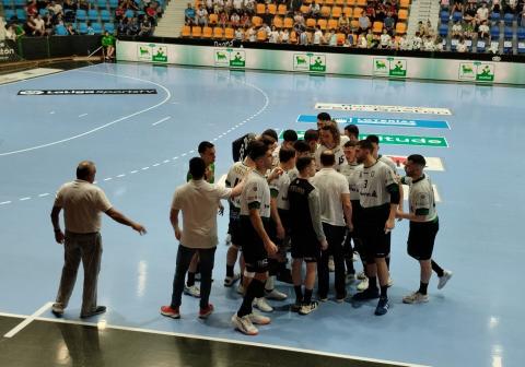 Con las espadas en todo lo alto, Helvetia Anaitasuna ataca para iniciar los segundos y decisivos 30 minutos de este encuentro de la penúltima jornada de la Liga Plenitude Asobal