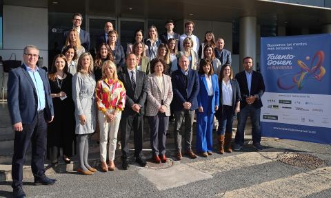 Organizadores del proyecto posan junto a representantes de las empresas participantes
