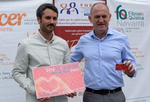 Mikel Elizalde Barber (hijo de Pepe Elizalde, coordinador de Trasplantes fallecido en 2019) entrega el carnet de donante número 3.000 al actual coordinador, José Roldán.