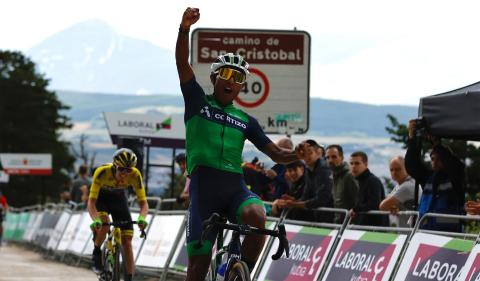 Gesto de Sergio Chumill tras vencer la segunda etapa de la Vuelta a Navarra en la cima de San Cristóbal