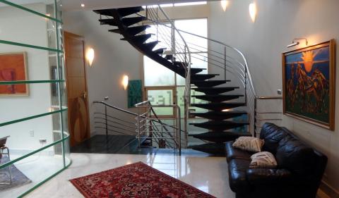 Escalera de acero y mármol indio
