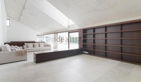 Salón con zona de biblioteca