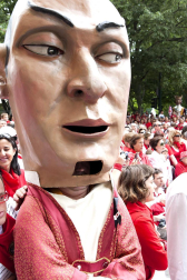 La procesión en honor a San Fermín por las calles de Pamplona.