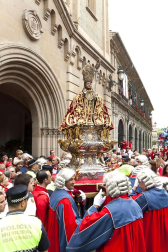 La procesión en honor a San Fermín por las calles de Pamplona.