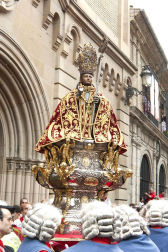 La procesión en honor a San Fermín por las calles de Pamplona.