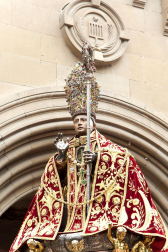La procesión en honor a San Fermín por las calles de Pamplona.