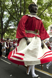 La procesión en honor a San Fermín por las calles de Pamplona.
