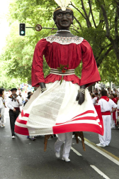La procesión en honor a San Fermín por las calles de Pamplona.