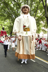 La procesión en honor a San Fermín por las calles de Pamplona.