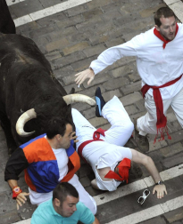 El segundo encierro de los Sanfermines 2011, protagonizado por toros de la ganadería Cebada Gago, ha dejado un corneado, un puntazo y seis heridos por contusiones y traumatismos