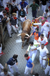 Imágenes del segundo encierro de los Sanfermines 2011 protagonizado por toros de la ganadería Cebada Gago.