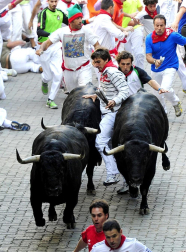 Imágenes del encierro del 12 de julio, con toros de Victoriano del Río