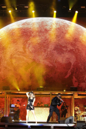 El grupo Black Eyed Peas da su único concierto en España en el estadio Vicente Calderón, con más de 50.000 seguidores.