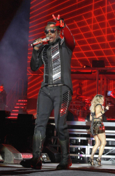 El grupo Black Eyed Peas da su único concierto en España en el estadio Vicente Calderón, con más de 50.000 seguidores.