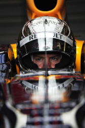 El piloto español Fernando Alonso (Ferrari) sigue demostrando que la evolución de su monoplaza va por buen camino y ha marcado este viernes el mejor registro en la primera sesión de entrenamientos libres del Gran Premio de Alemania, una vez más marcado de cerca por los Red Bull de Sebastian Vettel y Mark Webber.