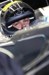 El piloto español Fernando Alonso (Ferrari) sigue demostrando que la evolución de su monoplaza va por buen camino y ha marcado este viernes el mejor registro en la primera sesión de entrenamientos libres del Gran Premio de Alemania, una vez más marcado de cerca por los Red Bull de Sebastian Vettel y Mark Webber.