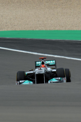 El piloto español Fernando Alonso (Ferrari) sigue demostrando que la evolución de su monoplaza va por buen camino y ha marcado este viernes el mejor registro en la primera sesión de entrenamientos libres del Gran Premio de Alemania, una vez más marcado de cerca por los Red Bull de Sebastian Vettel y Mark Webber.