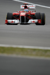 El piloto español Fernando Alonso (Ferrari) sigue demostrando que la evolución de su monoplaza va por buen camino y ha marcado este viernes el mejor registro en la primera sesión de entrenamientos libres del Gran Premio de Alemania, una vez más marcado de cerca por los Red Bull de Sebastian Vettel y Mark Webber.