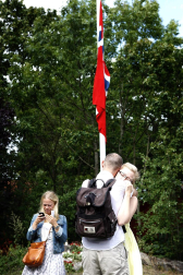Tras alcanzar las 93 víctimas mortales en el doble atentado perpetrado en Oslo y en la isla de Utoya, Noruega ha dado paso a su jornada de luto por los fallecidos en el mayor ataque perpetrado en ese país. El principal sospechoso de la matanza ha declarado que actuó solo, mientras la policía mantiene operativos para investigar más sobre el presunto autor.
