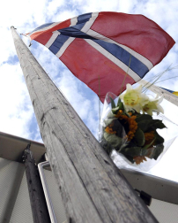 Tras alcanzar las 92 víctimas mortales en el doble atentado perpetrado en Oslo y en la isla de Utoya, Noruega ha dado paso a su jornada de luto por los fallecidos en el mayor ataque perpetrado en ese país. El principal sospechoso de la matanza ha declarado que actuó solo, mientras la policía mantiene operativos para investigar más sobre el presunto autor.