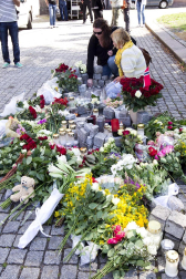 Imágenes del día después del doble atentado en Noruega contra el Gobierno, que se ha cobrado casi un centenar de víctimas mortales.
