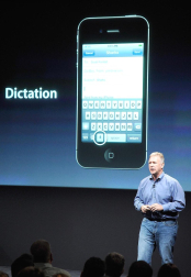 Imágenes de la presentación del último modelo del iPhone 4, de la marca Apple, este martes 4 de octubre.