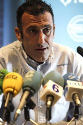 El ciclista navarro José Vicente "Chente" García Acosta anuncia su retirada del ciclismo profesional en una rueda de prensa en el Hotel Castillo de Gorráiz.