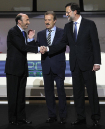 Rajoy y Rubalcaba se enfrentan en el debate televisado por la Academia de televisión, en el Palacio de Congresos.