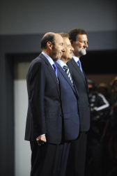 Rajoy y Rubalcaba se enfrentan en el debate televisado por la Academia de televisión, en el Palacio de Congresos.