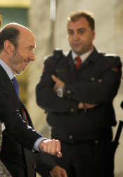 Rajoy y Rubalcaba se enfrentan en el debate televisado por la Academia de televisión, en el Palacio de Congresos.