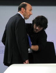Rajoy y Rubalcaba se enfrentan en el debate televisado por la Academia de televisión, en el Palacio de Congresos.