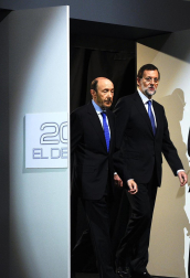 Rajoy y Rubalcaba se enfrentan en el debate televisado por la Academia de televisión, en el Palacio de Congresos.