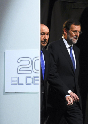 Rajoy y Rubalcaba se enfrentan en el debate televisado por la Academia de televisión, en el Palacio de Congresos.