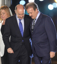 Rajoy y Rubalcaba se enfrentan en el debate televisado en la Academia de televisión.