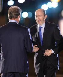 Rajoy y Rubalcaba se enfrentan en el debate televisado en la Academia de televisión.