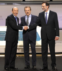Rajoy y Rubalcaba se enfrentan en el debate televisado en la Academia de televisión.