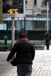 Las bajas temperaturas que comienzan a sentirse en la Comunidad foral han obligado a los ciudadanos a recuperar del armario el atuendo invernal.