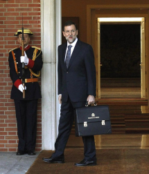 Imágenes de la llegada de Mariano Rajoy a la Moncloa, por primera vez como presidente de España, y de la juramentación celebrada en el Palacio de La Zarzuela ante su homólogo saliente, José Luis Rodríguez Zapatero y los Reyes.