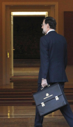 Imágenes de la llegada de Mariano Rajoy a la Moncloa, por primera vez como presidente de España, y de la juramentación celebrada en el Palacio de La Zarzuela ante su homólogo saliente, José Luis Rodríguez Zapatero y los Reyes.