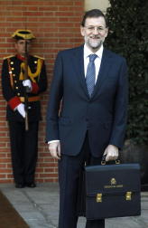 Imágenes de la llegada de Mariano Rajoy a la Moncloa, por primera vez como presidente de España, y de la juramentación celebrada en el Palacio de La Zarzuela ante su homólogo saliente, José Luis Rodríguez Zapatero y los Reyes.