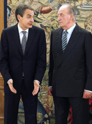 Imágenes de la llegada de Mariano Rajoy a la Moncloa, por primera vez como presidente de España, y de la juramentación celebrada en el Palacio de La Zarzuela ante su homólogo saliente, José Luis Rodríguez Zapatero y los Reyes.