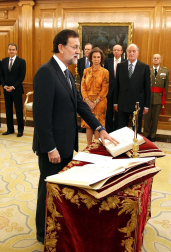 Imágenes de la llegada de Mariano Rajoy a la Moncloa, por primera vez como presidente de España, y de la juramentación celebrada en el Palacio de La Zarzuela ante su homólogo saliente, José Luis Rodríguez Zapatero y los Reyes.