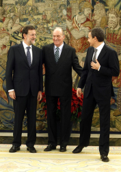 Imágenes de la llegada de Mariano Rajoy a la Moncloa, por primera vez como presidente de España, y de la juramentación celebrada en el Palacio de La Zarzuela ante su homólogo saliente, José Luis Rodríguez Zapatero y los Reyes.