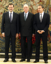 Imágenes de la llegada de Mariano Rajoy a la Moncloa, por primera vez como presidente de España, y de la juramentación celebrada en el Palacio de La Zarzuela ante su homólogo saliente, José Luis Rodríguez Zapatero y los Reyes.