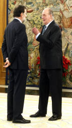 Imágenes de la llegada de Mariano Rajoy a la Moncloa, por primera vez como presidente de España, y de la juramentación celebrada en el Palacio de La Zarzuela ante su homólogo saliente, José Luis Rodríguez Zapatero y los Reyes.